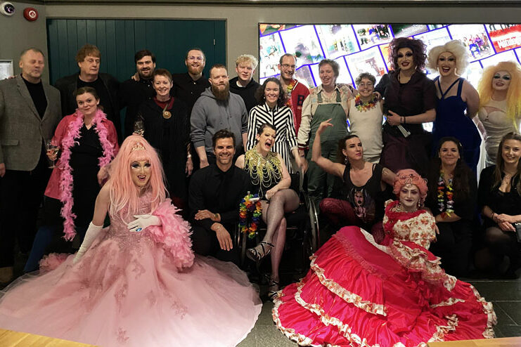 Allur hópurinn í frumsýningarpartýinu. Mynd Guðný Steinsdóttir.