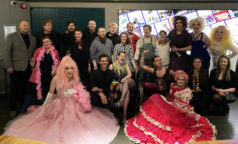 Allur hópurinn í frumsýningarpartýinu. Mynd Guðný Steinsdóttir.