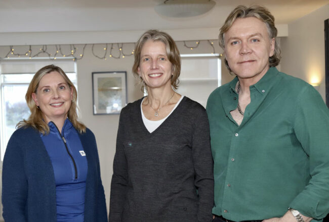 hradprof Guðrún Aspelund sóttvarnalæknir, Einar Þór Jónsson formaður HIV Íslands og Anna Margrét Guðmundsdóttir, yfirlæknir á sóttvarnasviði hittust á óformlegum fundi í húsakynnum samtakanna. Mynd/gag