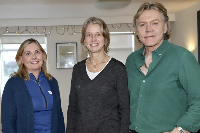 Guðrún Aspelund sóttvarnalæknir, Einar Þór Jónsson formaður HIV Íslands og Anna Margrét Guðmundsdóttir, yfirlæknir á sóttvarnasviði hittust á óformlegum fundi í húsakynnum samtakanna. Mynd/gag