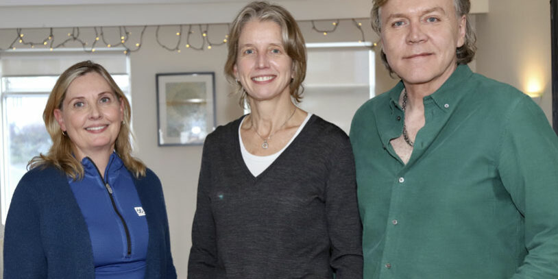 hradprof Guðrún Aspelund sóttvarnalæknir, Einar Þór Jónsson formaður HIV Íslands og Anna Margrét Guðmundsdóttir, yfirlæknir á sóttvarnasviði hittust á óformlegum fundi í húsakynnum samtakanna. Mynd/gag